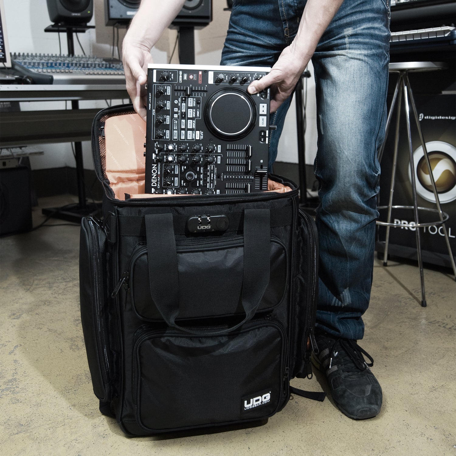udg-ultimate-producerbag-large-black-orange-inside-dj-rucksack image 4