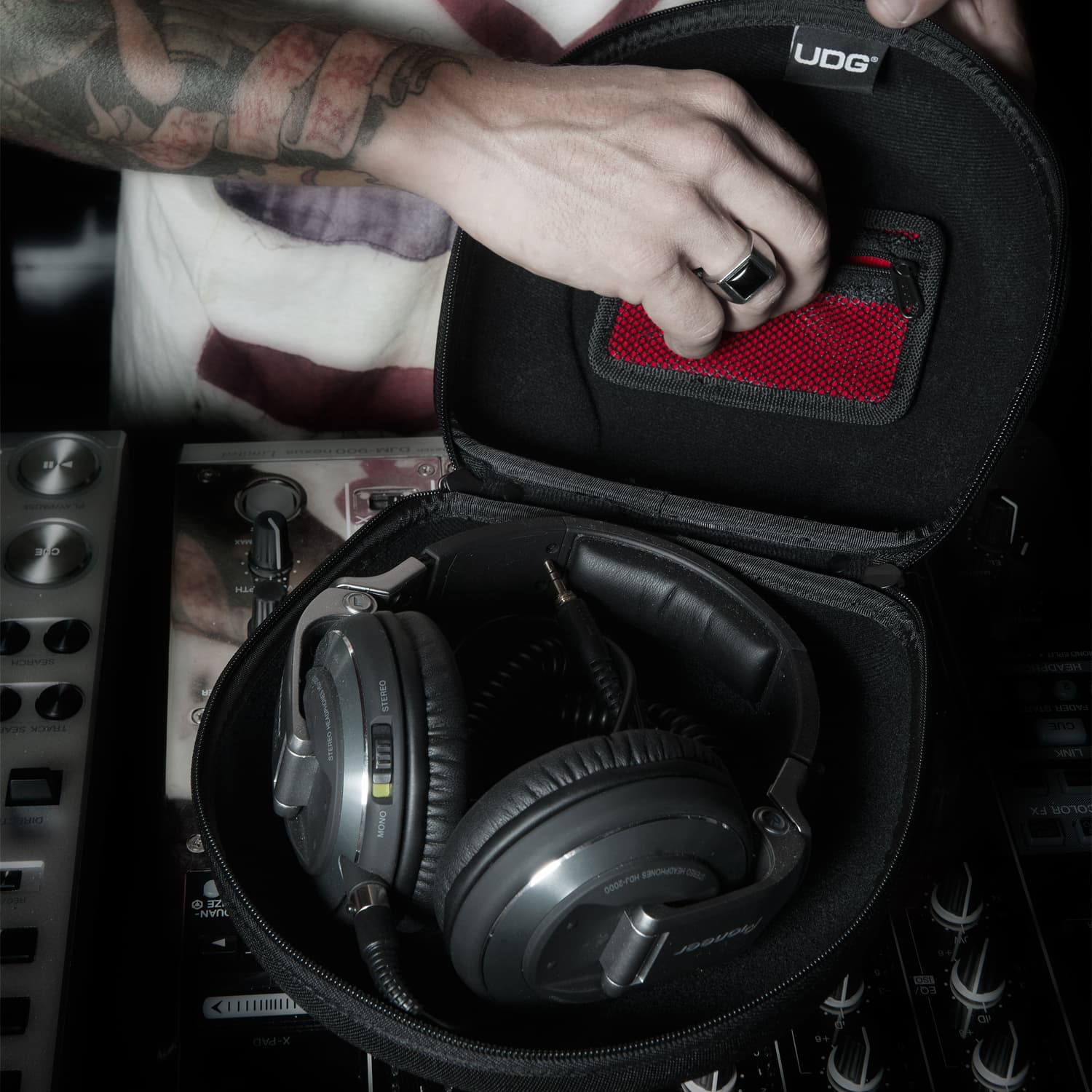 udg-creator-headphone-hardcase-large-schwarz image 2