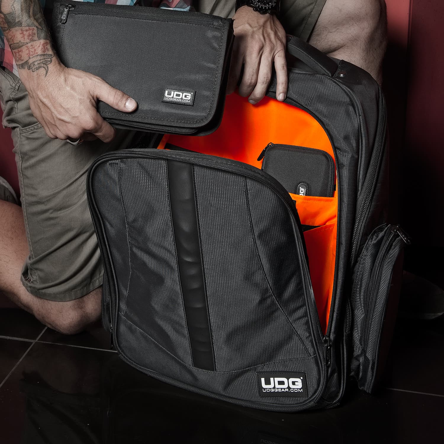 udg-ultimate-backpack-black-orange-inside-dj-rucksack-f-r-17-laptop-controller image 2