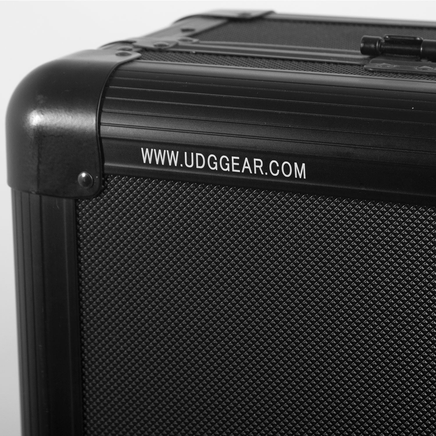 udg-ultimate-pick-foam-flightcase-f-r-alphatheta-ddj-grv6-black-outlet image 8