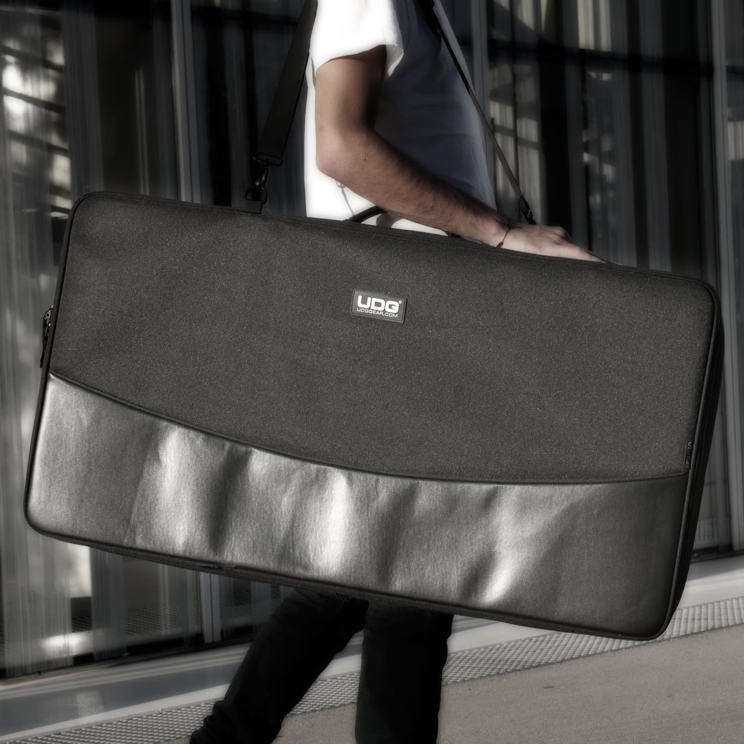 udg-urbanite-midi-controller-sleeve-extra-large-schwarz image 2