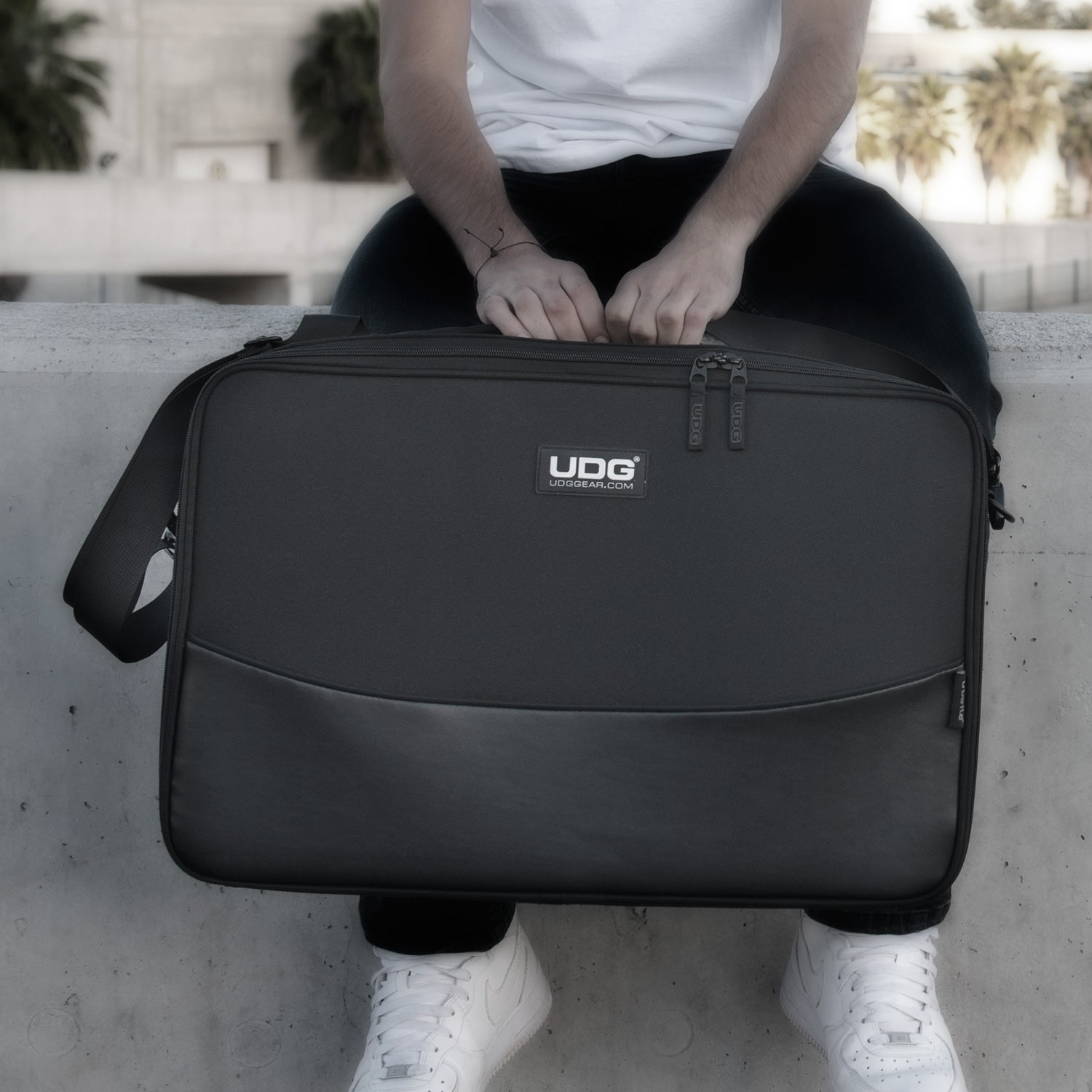 udg-urbanite-midi-controller-sleeve-medium-schwarz image 2